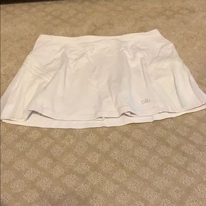 White xs alo coolfit tennis skirt.